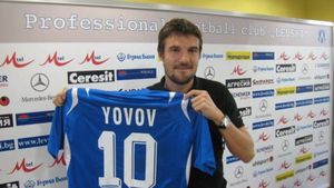 Yovov se face că plouă: "Mâine mă antrenez cu Levski"** Becali: "Yovov a zis că nu poate da declarații că vine la Steaua, fiind în Bulgaria"