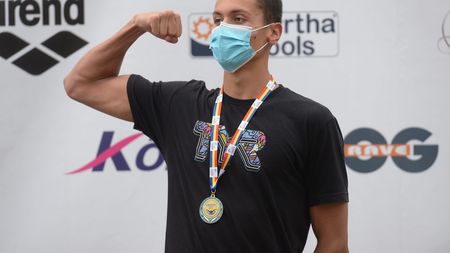 Vin tezele pentru David Popovici! Cel supranumit „Il Fenomeno", proaspătul campion european în bazin scurt, nu neglijează școala