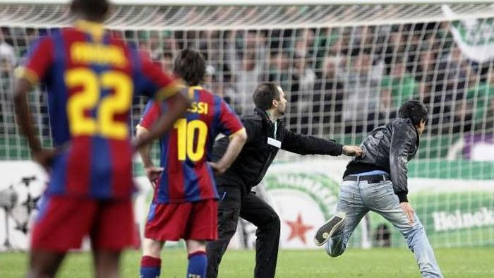 FOTO Un grec a intrat pe teren să-i transmită un mesaj lui Messi!**