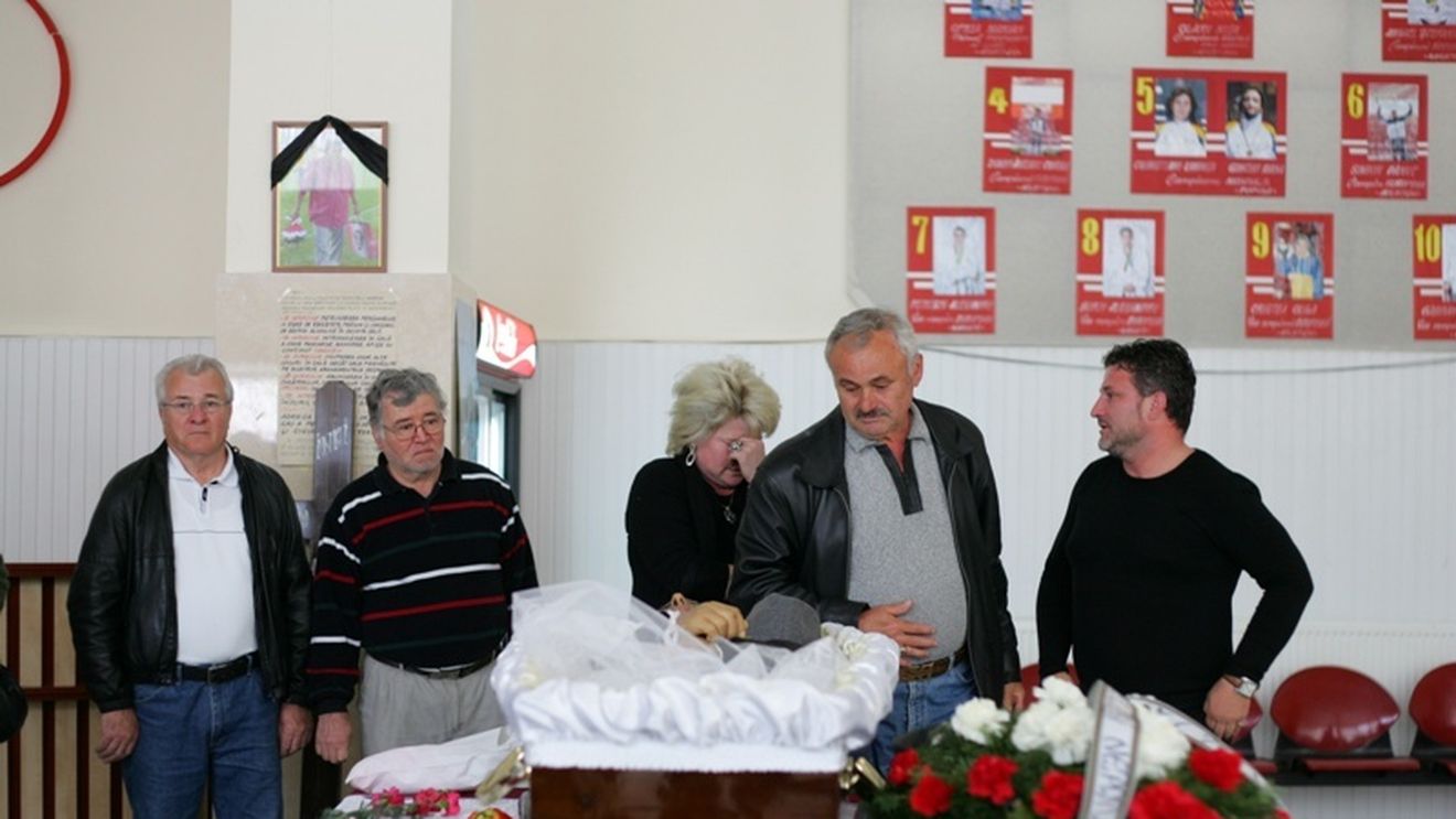 Jucătorii și antrenorii Rapidului au depus o coroană de flori la sicriul lui Sandu Neagu