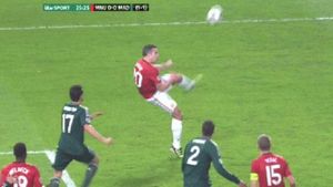 Putea fi lovitura serii, dar s-a transformat într-o execuție lamentabilă!** VIDEO Van Persie, așa cum rar îl vezi. EPIC FAIL în United-Real
