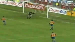 Steliștii vor ÎNNEBUNI! L-au revăzut pe "Tibi Lung"! VIDEO Faza care a dus titlul la Dinamo după ANI UMILINȚE a fost "copiată"