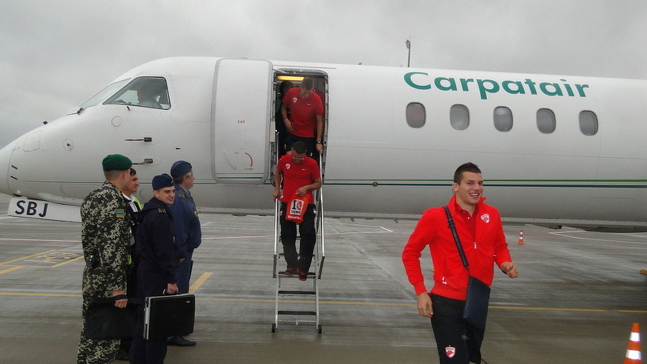 FOTO "Câinii" au fost întâmpinați cu soldați și vreme urâtă la Harkov!** Au răspuns cu zâmbete și poze cu fanii locali