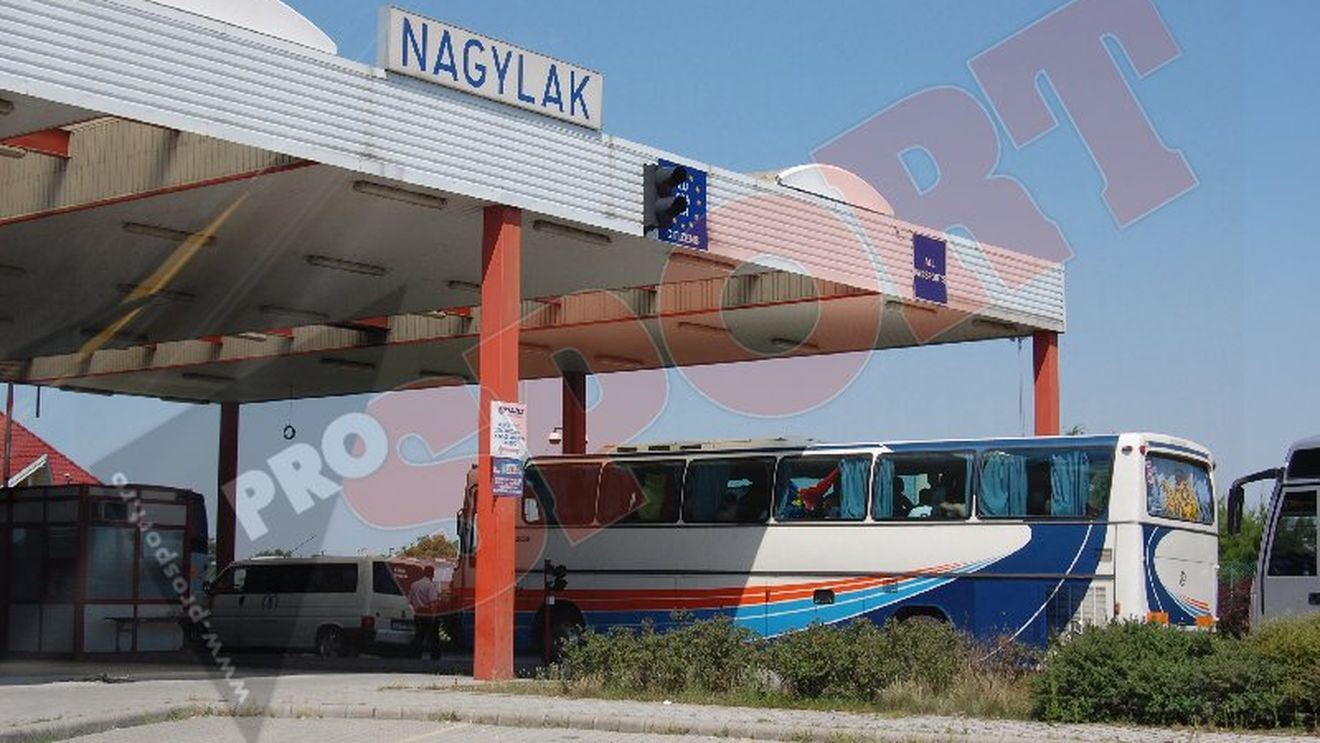 FOTO EXCLUSIV** Fanii din Ghencea au cântat 'Hora Unirii' în vama maghiară!