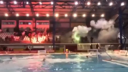 VIDEO | Bătaie între suporterii lui Panathinaikos și Olympiakos la un meci de polo! Fanii "Trifoiului" au intrat cu torțe în sală 