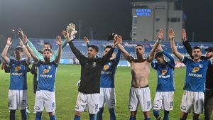 Cuplul Coman - Dică, la prima achiziție la CFC Argeș! Un dublu campion al României sub comanda lui Gică Hagi a fost prezentat de piteșteni