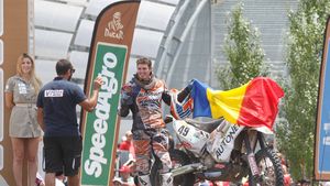 VIDEO | "Nu am mai simțit vreodată un asemenea frig: să mergi 200 de km pe motocicletă la temperaturi sub zero grade, a fost greu". Gyenes, câștigătorul Dakarului la clasa maraton, dezvăluie ce trebuie să facă un puști care ar dori să-i calce pe urme