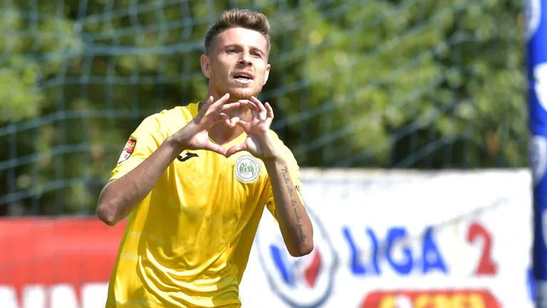 Un șut în fund chiar a fost un pas înainte pentru Albert Voinea. Atacantul va lupta cu șanse și mai mari la promovarea din Liga 3, după rezilierea cu Jiul Petroșani