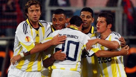 VIDEO** Bătaie între jucători înainte de Fener-Galata! **Arbitrul s-a ales cu capul spart! Gazdele înving cu 3-1