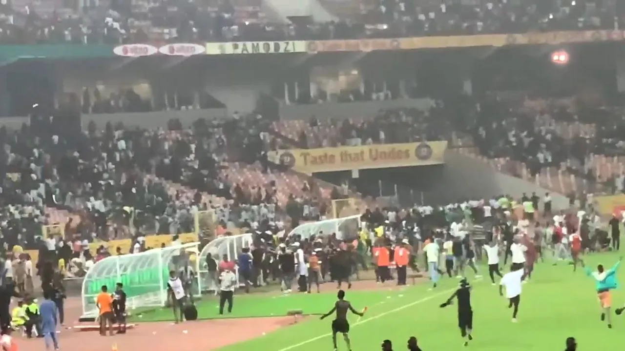 UPDATE | Un oficial FIFA și-a pierdut viața! Suporterii au distrus tot ce le-a ieșit în cale după ce Nigeria a ratat calificarea la Cupa Mondială! Scene incredibile petrecute după fluierul de final | VIDEO