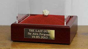 Fanii lui Sir Alex se bat pe ultima gumă mestecată de scoțian la un meci de fotbal! La ce preț a ajuns licitația