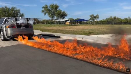 Imagini uluitoare cu o Tesla care scoate flăcări în timp ce accelerează! Cum e posibil acest lucru