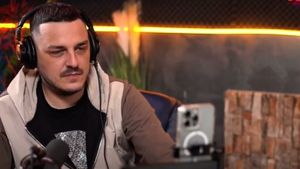 Cum a reacționat fotbalistul Craiovei când a aflat că e tatăl unui copil abandonat ajuns youtuber celebru