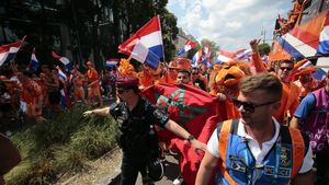 Maghiarii au confiscat steagurile LGBT, înainte de Olanda - Cehia. Cum a intervenit poliția pe străzile din Budapesta