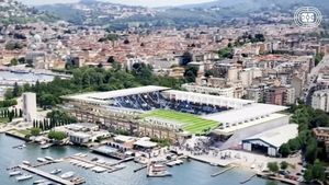 Noua „bijuterie” de 70.000.000 de euro a orașului, cu vedere la lac, a stârnit controverse din cauza capacității și a parcărilor