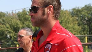 Pulhac se revoltă:** "Am fost în club în timpul meu liber! Ce, nu mai am voie să mănânc?!"