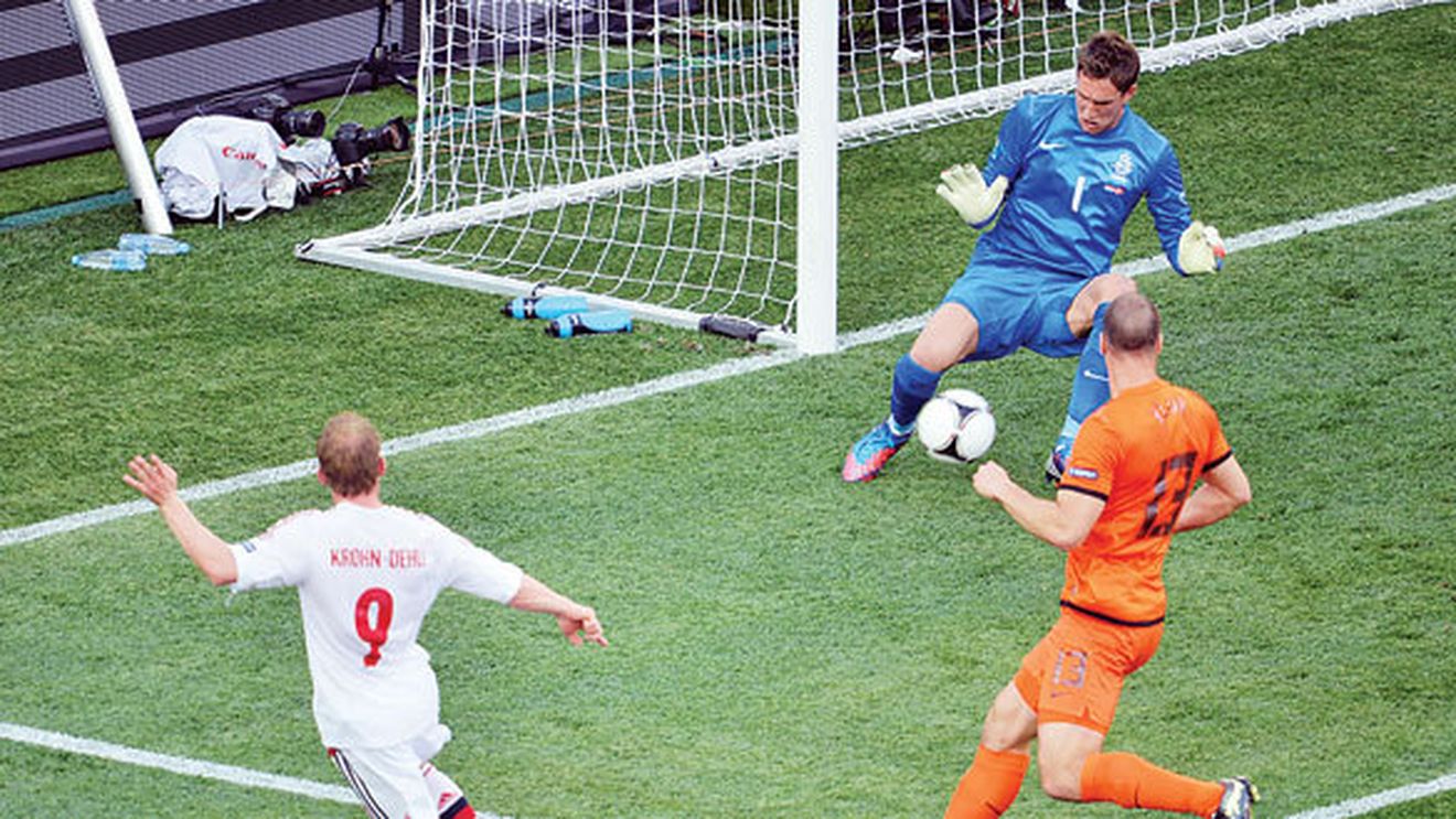 Poveste amuzantă de la EURO! Eroul Danemarcei doarme pe balcon!** Nevasta l-a pedepsit în glumă, pentru că a marcat contra țării ei :)