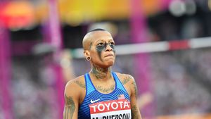 Cine e Inika McPherson, excentrica săritoare în înălțime cu 30 de tatuaje. Are doar 1,63 m, a fost depistată pozitiv cu cocaină în 2014 și a trăit o poveste de dragoste cu o sprinteră cunoscută | GALERIE FOTO