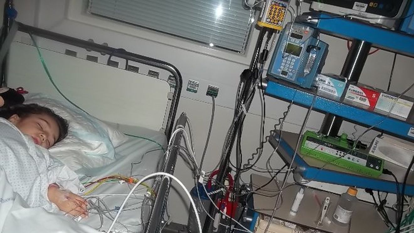 FOTO Kassandra s-a întors acasă, după a 33-a operație: "De-abia aștept să merg la școală"