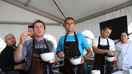 Așii scoicilor. Pavel, Copil și șorțul de bucătărie. Spectacol cu gust la BRD Năstase-Țiriac Trophy   