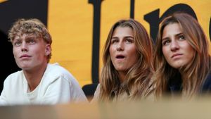 Fetele gemene ale lui Roger Federer au crescut mari și au atras toate privirile la Australian Open! Cine este tânărul care le-a însoțit în tribune la meciul lui Jannik Sinner. FOTO