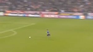 VIDEO Spectacol total pe Allianz Arena!** Șutul de la 70 de metri al lui Mario Gomez, marcator al unui HATTRICK