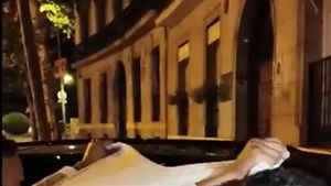 Milionarul din fotbal a ieşit rupt de beat din restaurant. S-a clătinat şi bodyguarzii au încercat să-l ascundă cu un cearceaf