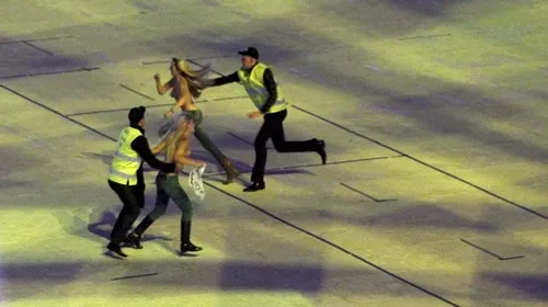 FOTO Protest topless la inaugurarea unei arene pentru CE 2012! Mesajul scris de femei pe corp