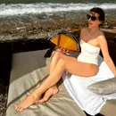 Prezentatoarea DigiSport, apariție fierbinte pe Coasta de Azur, într-un costum de baie alb! Simona Țăranu și-a etalat formele la doi pași de paradisul milionarilor din Monaco. GALERIE FOTO