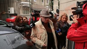 FOTO Dragomir a părăsit sediul DNA!** Șeful LPF a fost audiat în dosarul excluderii Universității! Vezi ce i-a "urat" un fan