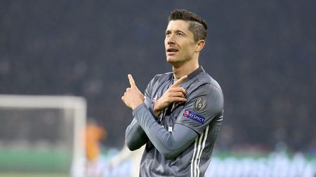 Șase goluri, două penalty-uri și două eliminări. Ajax și Bayern remizează spectaculos și merg la braț în „optimile" Ligii Campionilor. Cronica meciului