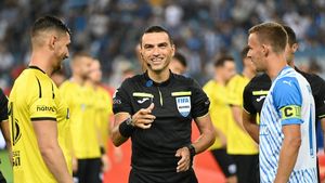 Ovidiu Hațegan a arbitrat primul meci la centru după infarctul suferit în urmă cu 16 luni! GALERIE FOTO cu „centralul” de la Universitatea Craiova - Oțelul Galați! „Dumnezeu poate mi-a dat un semn să fac o mică pauză”