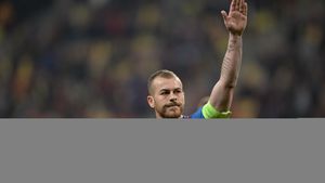 Dat afară de Becali, Alibec ar putea prinde transferul carierei. Răzvan Lucescu e dispus să-l aducă la PAOK: "Știe că Denis are un potențial imens"