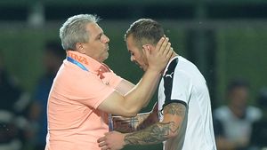 FCSB a avut un fan special în debutul Ligii 1! Rivalul de moarte a ținut cu echipa lui Dică: "Schimbare de direcție Budescu, centrare Amorim, recentrare Teixeira... și Șumudică pe bancă"