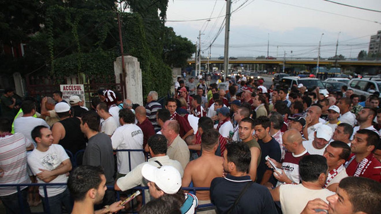 "Eu dau bani la Rapid, iar fanii dau cu pietre în mine!"