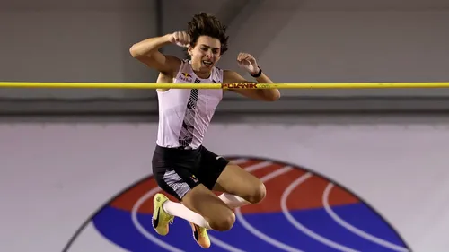 Armand Duplantis continuă să scrie istorie și a reușit un record mondial la săritura cu prăjina în sală! A depășit 6.19 metri într-un salt ireal