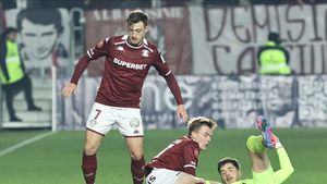 Ce n-ai văzut la TV în victoria Rapidului cu Poli Iași! Ultrașii n-au avut milă de el nici la primul meci oficial din 2025. Ce s-a întâmplat în tribune: „Afară din Giulești!”. SPECIAL