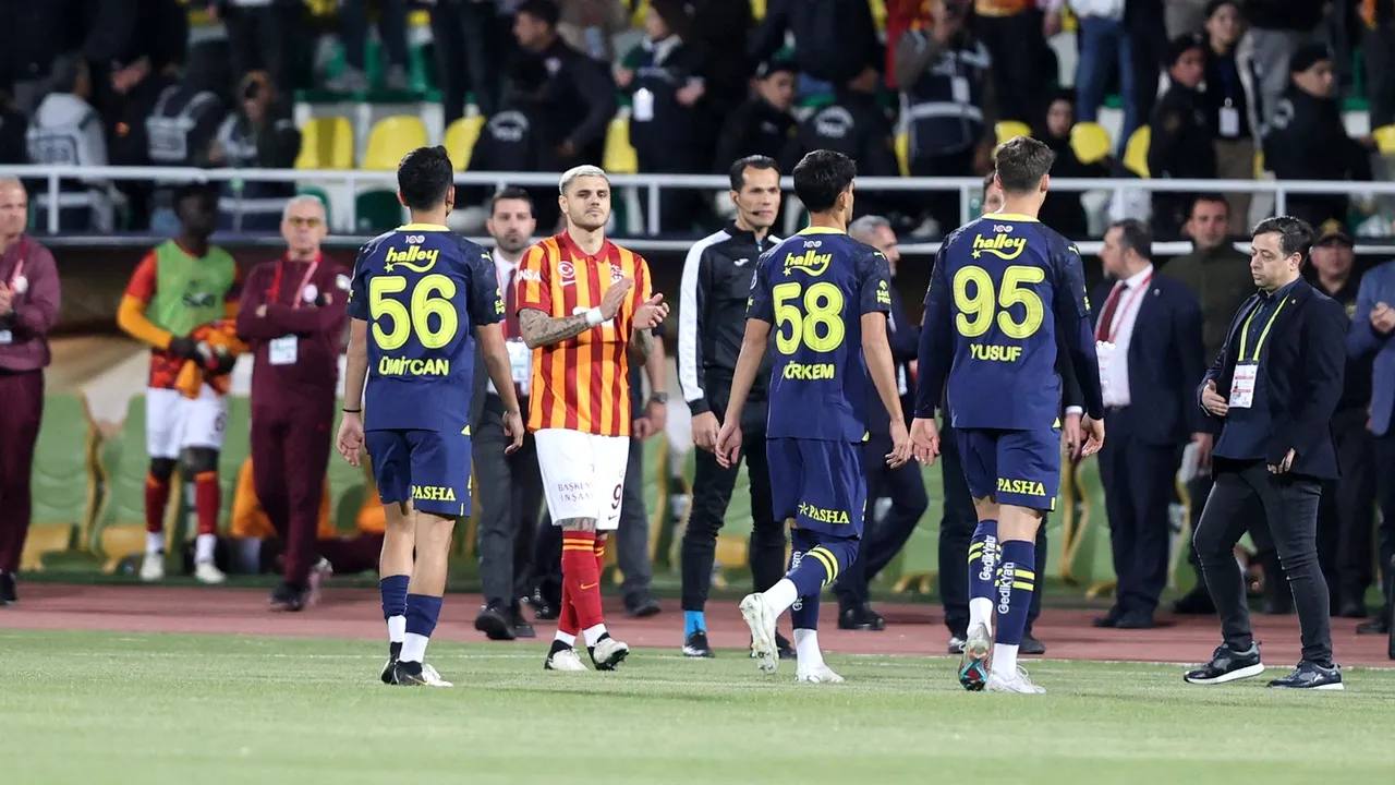 Şoc fără precedent în Superliga: Fenerbahce a retras echipa de pe teren! A băgat juniorii de la U19, a luat gol în minutul 1 şi a abandonat partida în semn de protest împotriva federației