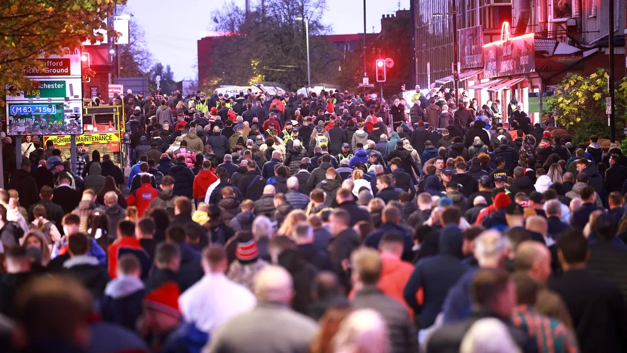 Imagini incredibile în Anglia! Fanii lui Manchester United n-au mai suportat umilința cu Liverpool și au plecat la pauză. Solskjaer: „E cea mai neagră zi!” | VIDEO