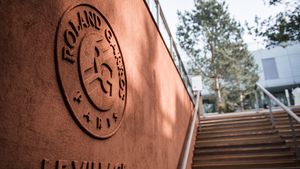 Bijuteria lui Țiriac, studiată atent și criticată de francezi. "Bine că alții au făcut erorile înaintea noastră, pentru că, așa, noi vom reuși să le evităm". Corespondență din Paris