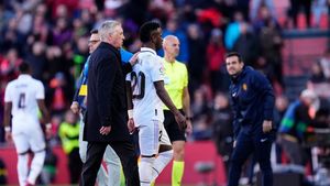 Carlo Ancelotti sare în apărarea lui Vinicius Junior, după ce brazilianul a fost criticat de o legendă a Barcelonei!