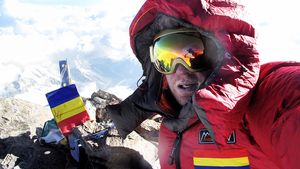 Ultimul alpinist român de pe Everest a fost evacuat cu un elicopter. Zsolt Torok e rănit la picioare și nu putea coborî singur de pe munte