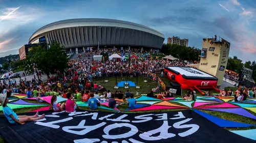 Bun-venit la singurul festival dedicat sportului din România. Miros de cauciuc și salturi peste vechea Dacie, întrebarea unei junioare pentru Darren Cahill și bucățica de Circ du Soleil. REPORTAJ din Cluj + programul de duminică