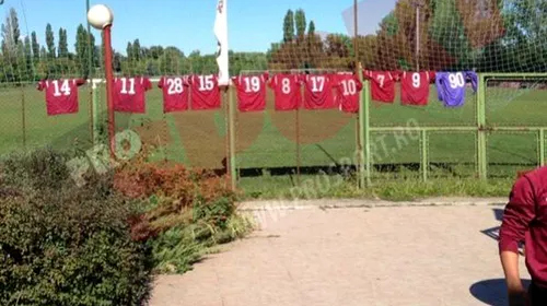 Gest fără precedent în fotbalul românesc! FOTO – Rapidiștii au pus tricourile pe gard
