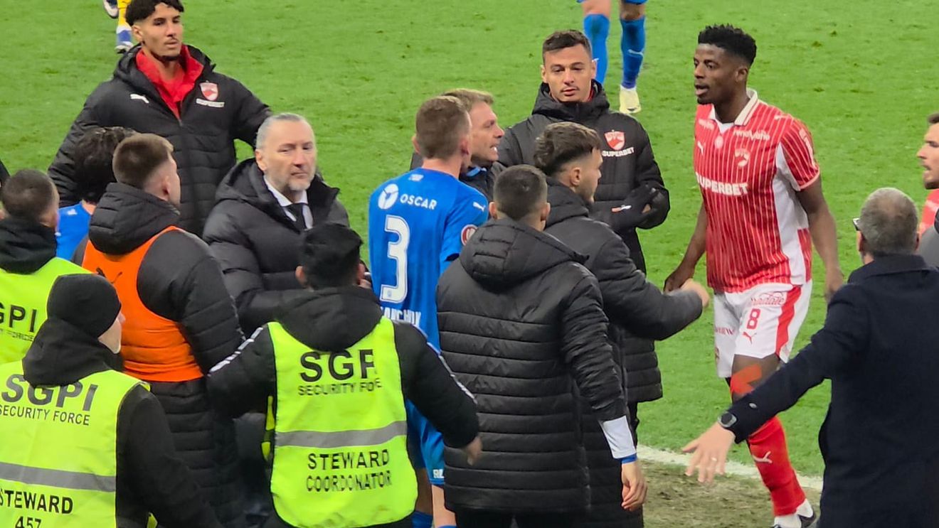 Scandal monstru între jucătorii lui Dinamo și stafful Universității Craiova! A fost nevoie de intervenția forțelor de ordine