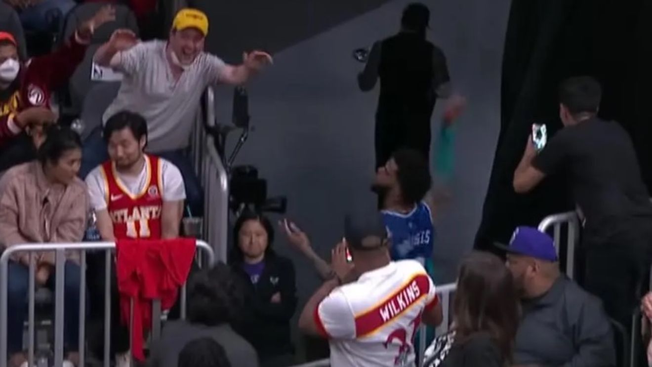 Jucător din NBA şi-a aruncat, de nervi, proteza dentară într-un spectator din tribună! Ce amendă a primit | VIDEO