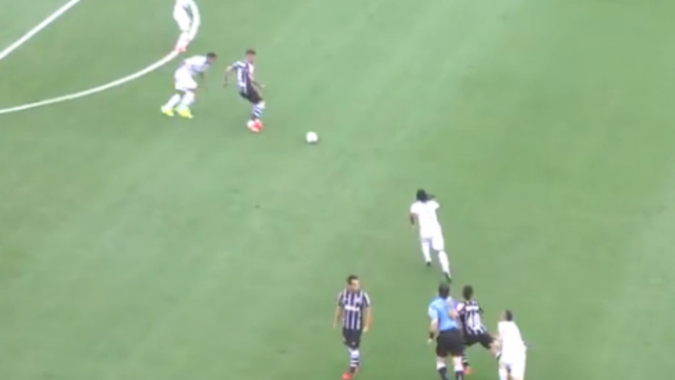 Chiar sub ochii lui Robinho. VIDEO - S-a ciocnit de arbitru și a primit o suspendare de 6 luni. Toți consideră că decizia e exagerată