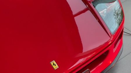 A găsit un Ferrari, daună totală, după 20 ani în care mașina a dispărut. A scos-o la vânzare cu 4.365.000 de euro: de ce costă atât, deși a fost distrusă