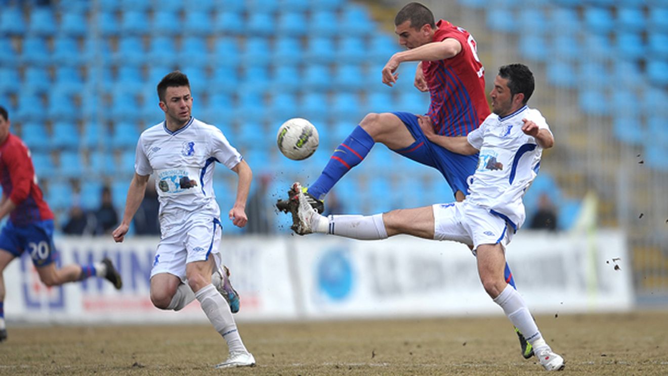 S-a întâmplat în România, la un club de tradiție! INCREDIBIL: "Patronul îl lovea în vestiar și toți se uitau!" Cum a fost salvat un fost jucător al Rapidului