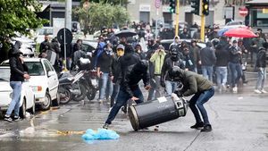 A fost măcel înaintea finalei Cupei Italiei! Suporterii s-au bătut cu forțele de ordine, mașinile poliției au fost incediate. FOTO & VIDEO